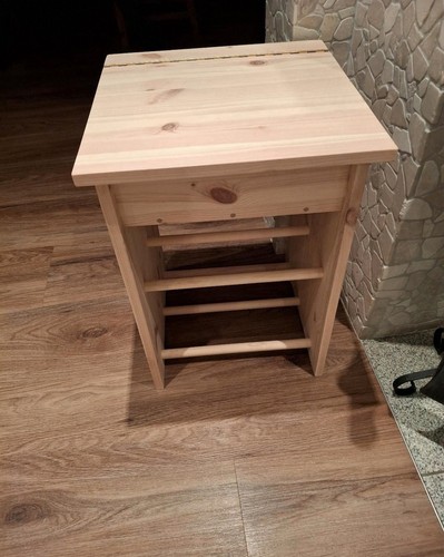 Kleiner holzhocker mit - kleiner,